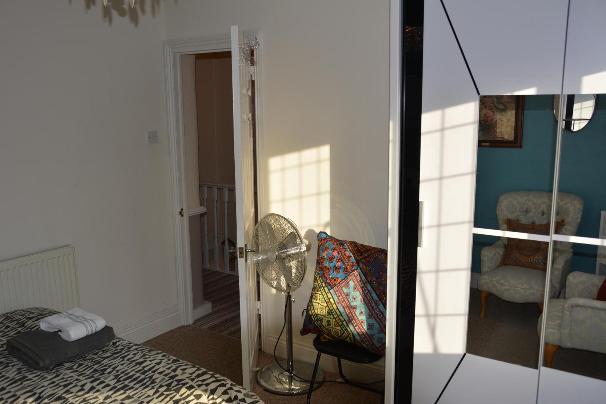 Cozy, Modern, Spacious 4 Bedroom House In London Romford Exteriér fotografie